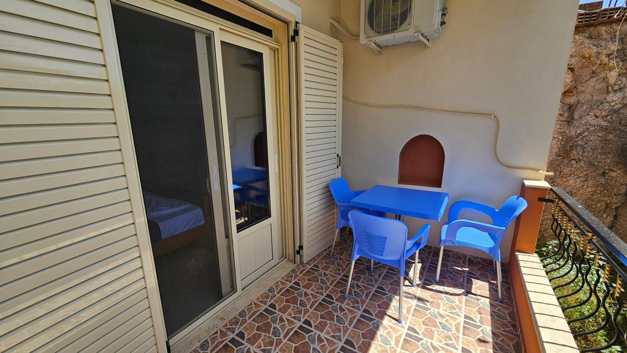 Friends House - 3*